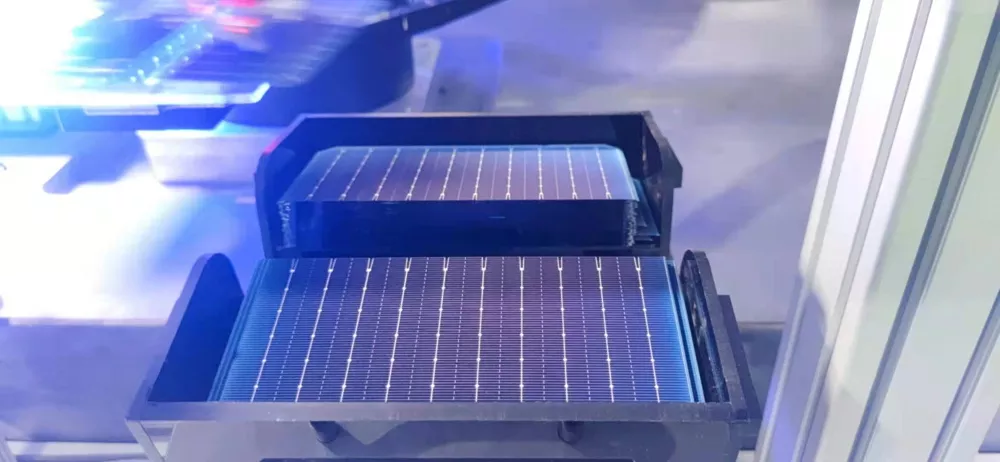 stroj na kocky solárnych článkov